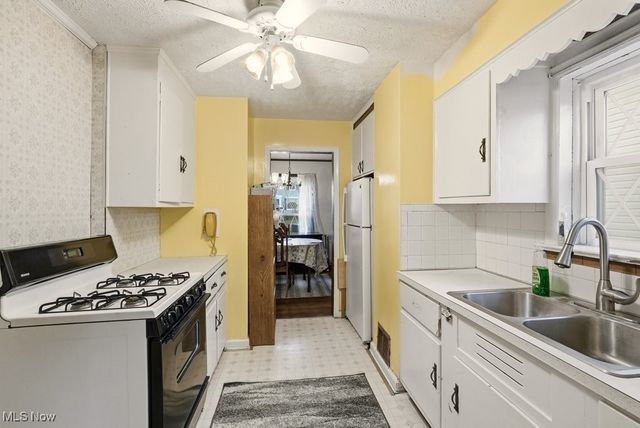 229 Hayes Avenue, Cuyahoga Falls, OH 44221