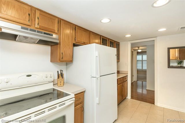 19710 W 13 Mile Road 101, Beverly Hills, MI 48025