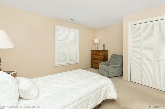 19710 W 13 Mile Road 101, Beverly Hills, MI 48025