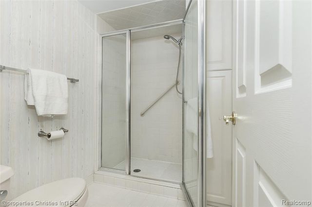 19710 W 13 Mile Road 101, Beverly Hills, MI 48025