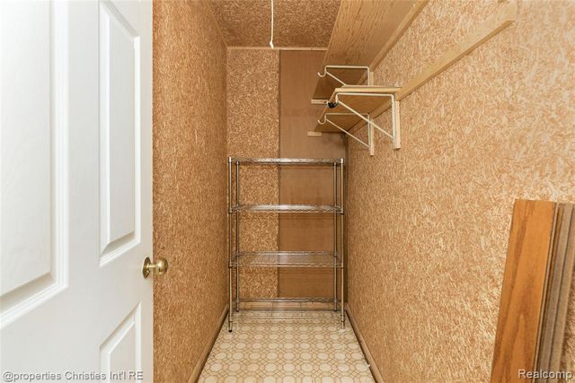 19710 W 13 Mile Road 101, Beverly Hills, MI 48025