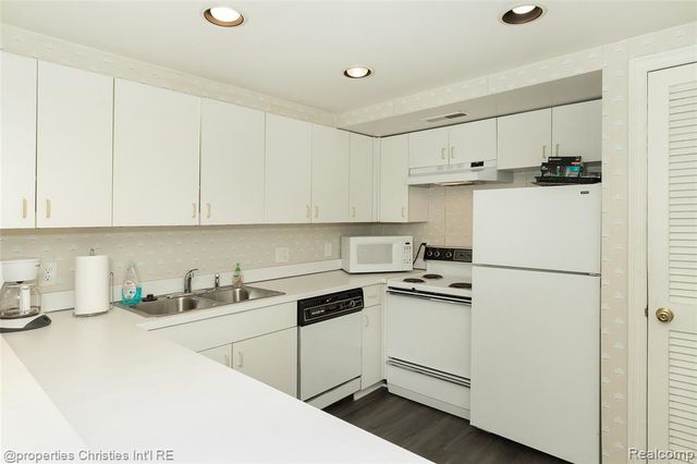 19710 W 13 Mile Road 101, Beverly Hills, MI 48025