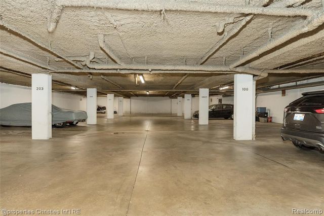 19710 W 13 Mile Road 101, Beverly Hills, MI 48025