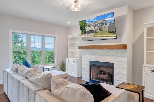 6880 Linn Cove CT, Roanoke, VA 24018