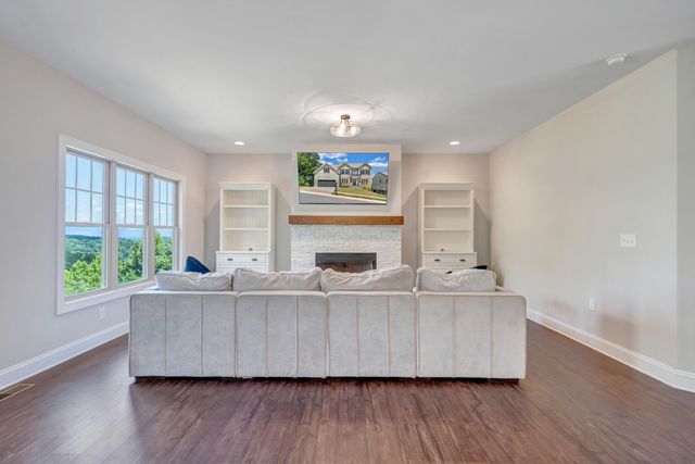 6880 Linn Cove CT, Roanoke, VA 24018