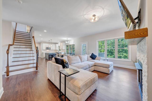 6880 Linn Cove CT, Roanoke, VA 24018