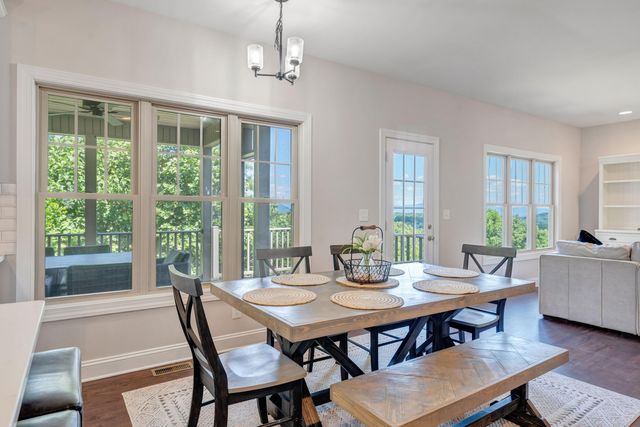 6880 Linn Cove CT, Roanoke, VA 24018