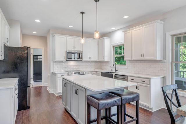 6880 Linn Cove CT, Roanoke, VA 24018