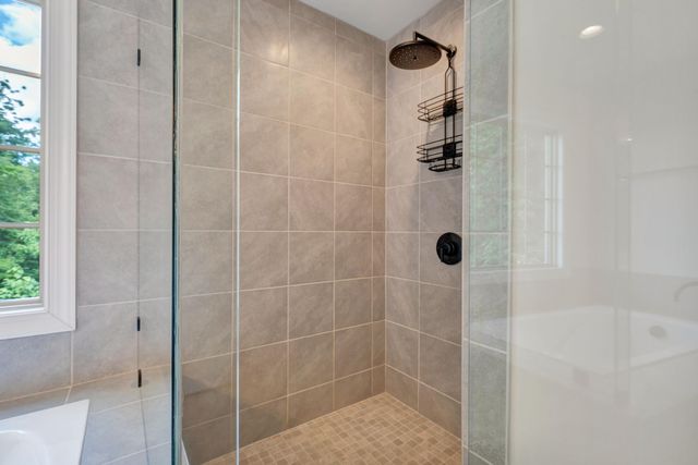 6880 Linn Cove CT, Roanoke, VA 24018