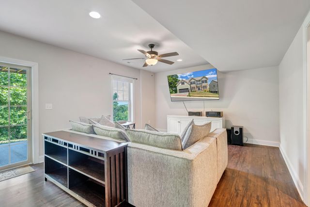 6880 Linn Cove CT, Roanoke, VA 24018