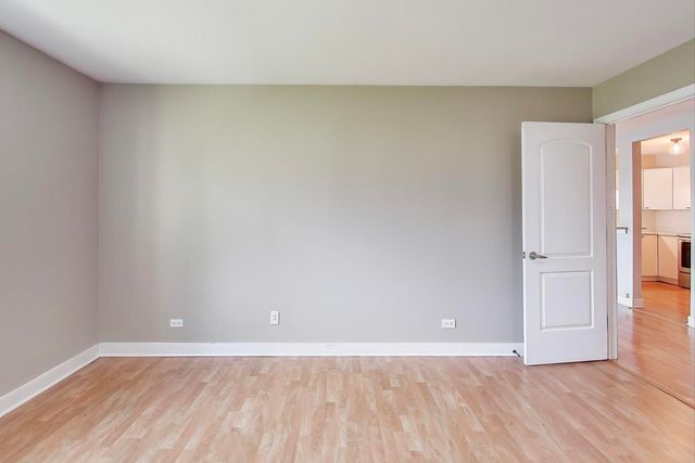 725 W Huntington Commons Road 217, Mount Prospect, IL 60056