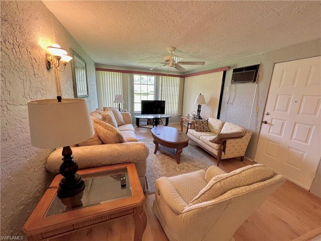 10 Regency CT, Lehigh Acres, FL 33936