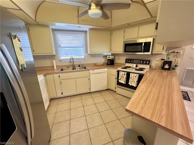 10 Regency CT, Lehigh Acres, FL 33936