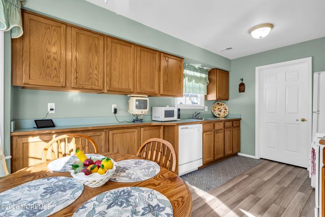 160 N Spinnaker Avenue, Manahawkin, NJ 08050