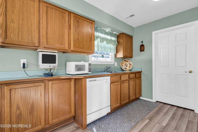 160 N Spinnaker Avenue, Manahawkin, NJ 08050