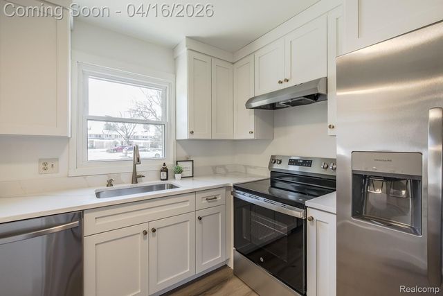 5254 Breeze Hill Place, Troy, MI 48098