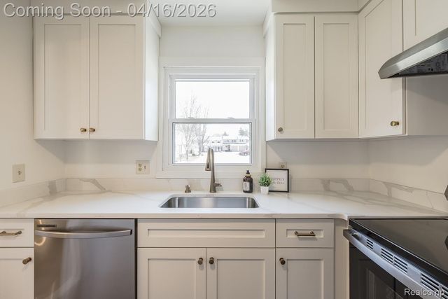 5254 Breeze Hill Place, Troy, MI 48098