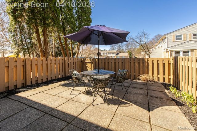 5254 Breeze Hill Place, Troy, MI 48098