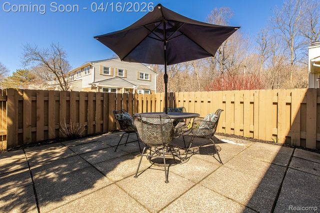 5254 Breeze Hill Place, Troy, MI 48098