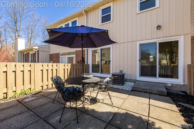 5254 Breeze Hill Place, Troy, MI 48098