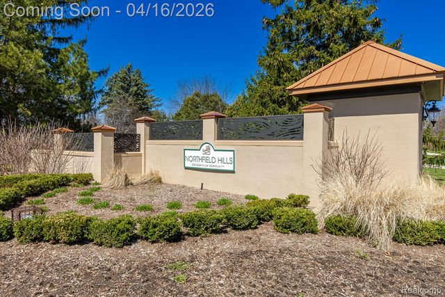 5254 Breeze Hill Place, Troy, MI 48098