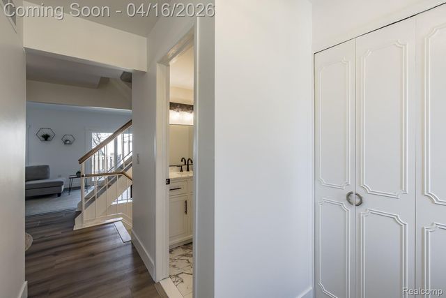 5254 Breeze Hill Place, Troy, MI 48098