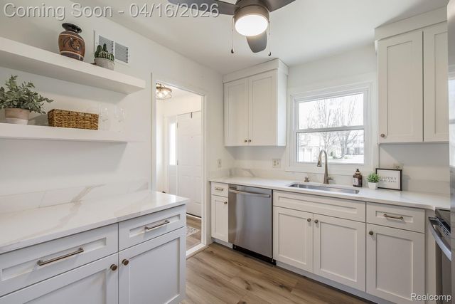 5254 Breeze Hill Place, Troy, MI 48098