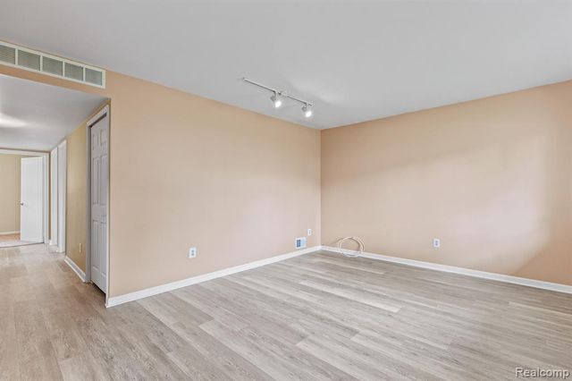 25513 Annapolis Street, Dearborn Heights, MI 48125