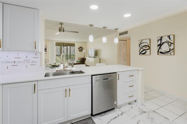 424 SE 10th St 204, Dania Beach, FL 33004