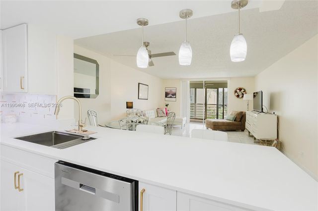 424 SE 10th St 204, Dania Beach, FL 33004