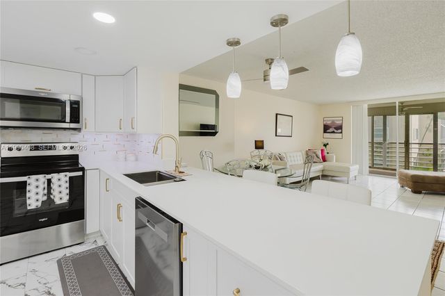 424 SE 10th St 204, Dania Beach, FL 33004