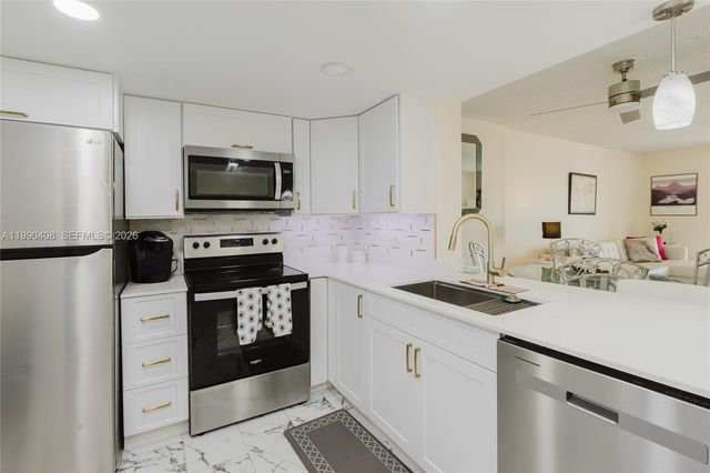 424 SE 10th St 204, Dania Beach, FL 33004