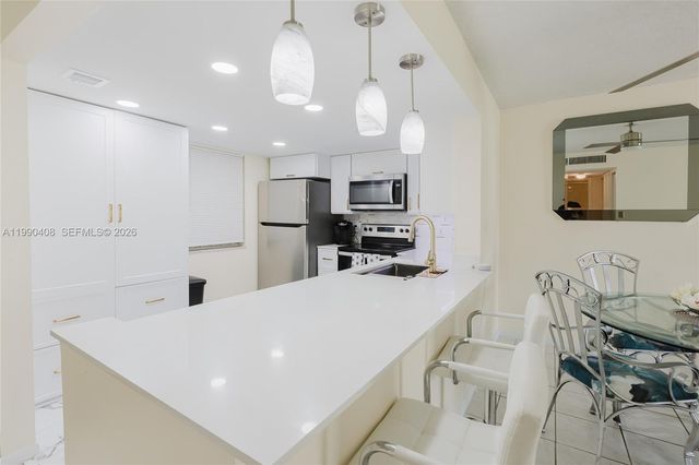 424 SE 10th St 204, Dania Beach, FL 33004