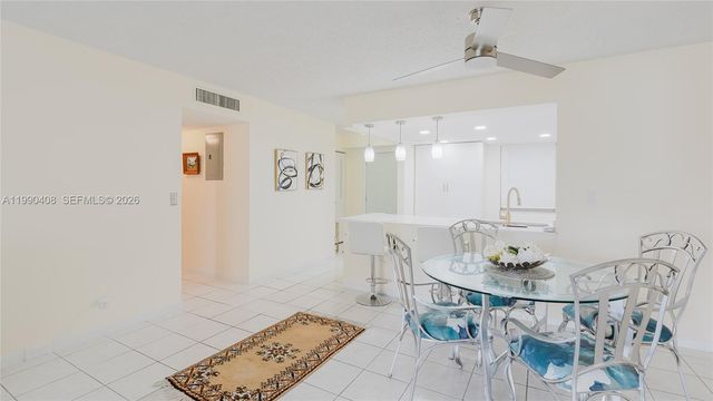 424 SE 10th St 204, Dania Beach, FL 33004