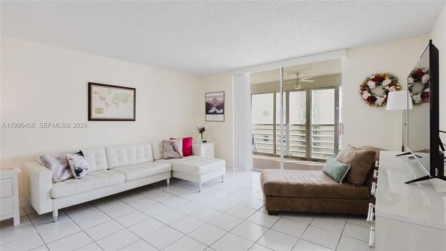 424 SE 10th St 204, Dania Beach, FL 33004