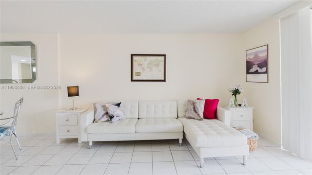 424 SE 10th St 204, Dania Beach, FL 33004