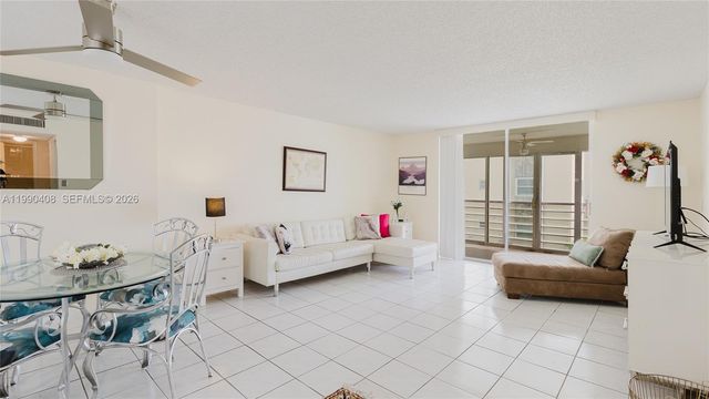 424 SE 10th St 204, Dania Beach, FL 33004