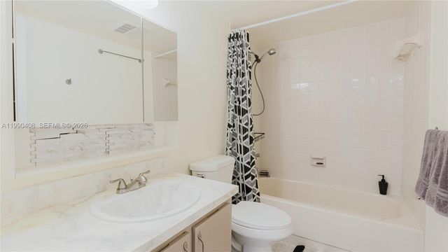 424 SE 10th St 204, Dania Beach, FL 33004