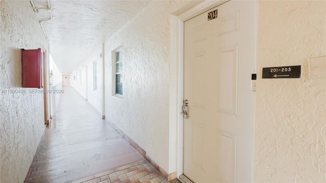 424 SE 10th St 204, Dania Beach, FL 33004