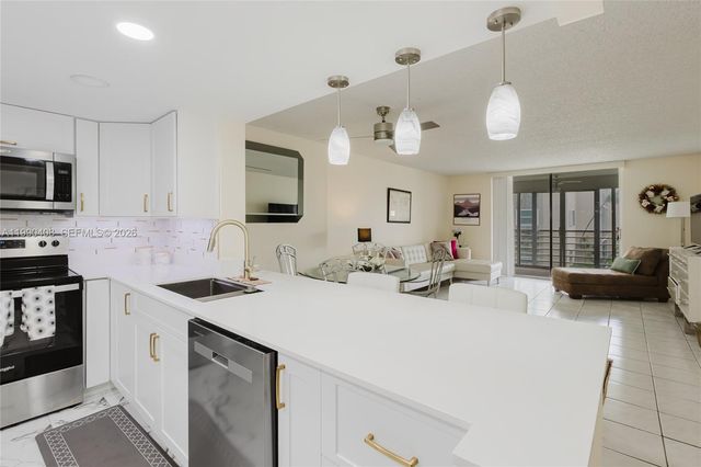 424 SE 10th St 204, Dania Beach, FL 33004