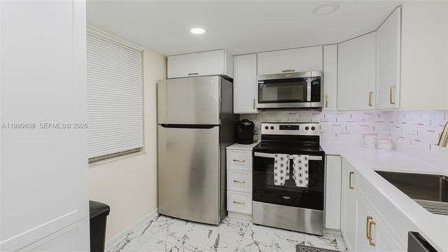 424 SE 10th St 204, Dania Beach, FL 33004