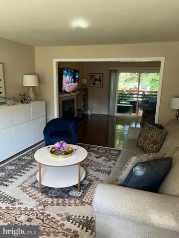 1727 PEBBLE BEACH DR, Vienna, VA 22182