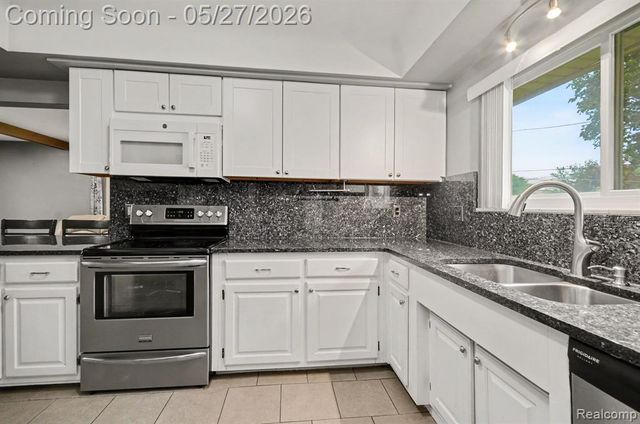 32343 Cambridge Drive, Warren, MI 48093