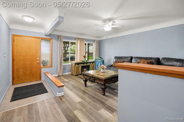 32343 Cambridge Drive, Warren, MI 48093