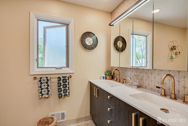 22 Celler Road, Edison, NJ 08817