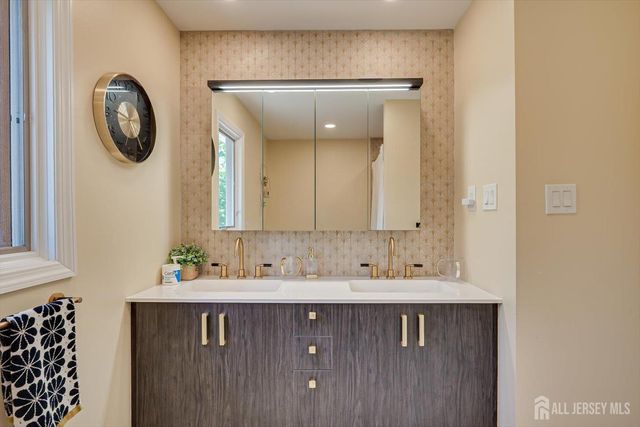 22 Celler Road, Edison, NJ 08817