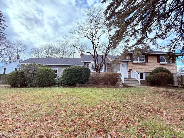 528 Canary Place, North Babylon, NY 11703