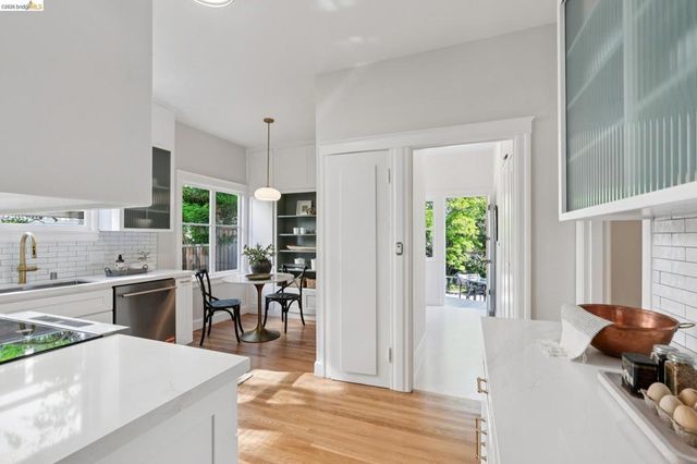 1021 Longridge Rd, Oakland, CA 94610