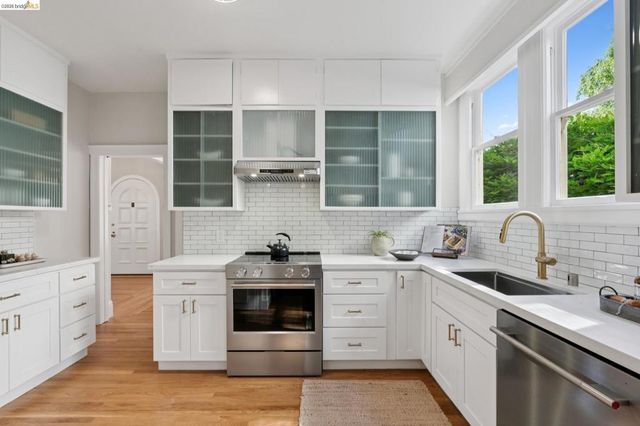 1021 Longridge Rd, Oakland, CA 94610