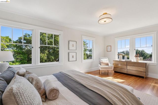 1021 Longridge Rd, Oakland, CA 94610